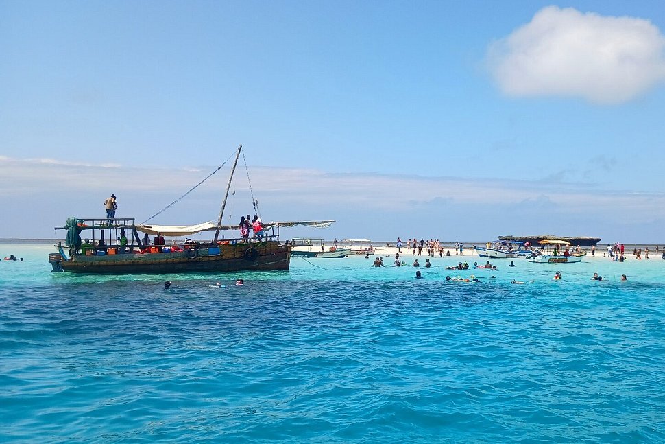 Swimming at Kisite with sanbank - Wasini Island weekend getaway